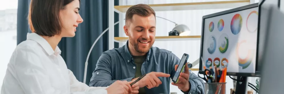 Digital-Marketing-Masterclass-test-specjalisci-marketingu-przy-komputerze