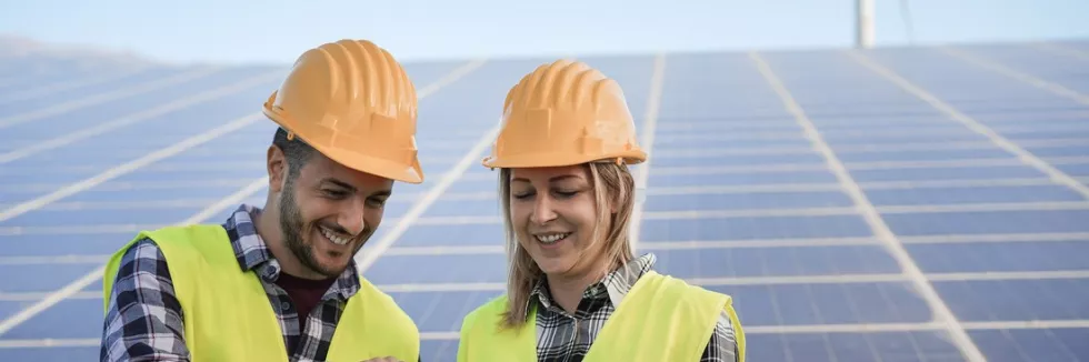 Efektywnosc-energetyczna-odnawialne-zrodla-energii-i-inne-test-inzynierowie-z-tabletem-na-farmie-fotowoltaicznej