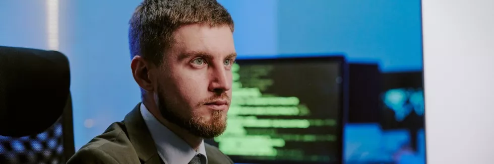 Pentester-specjalista-ds-cyberbezpieczenstwa-test-specjalista-ds-bezpieczenstwa-przy-komputerze-z-kodem