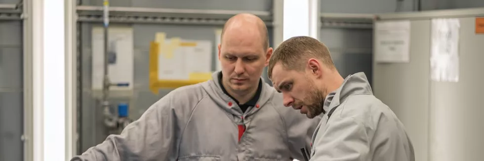 Zarzadzanie-jakoscia-w-branzy-automotive-test-kontrolerzy-jakosci-sprawdzaja-lakier-karoserii-samochodu