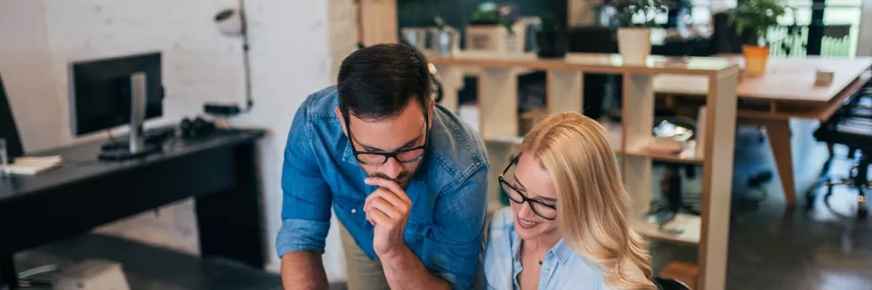 Akademia-Startup-Management-test-zalozyciele-startupu-pracuja-przy-laptopie-w-biurze-loft