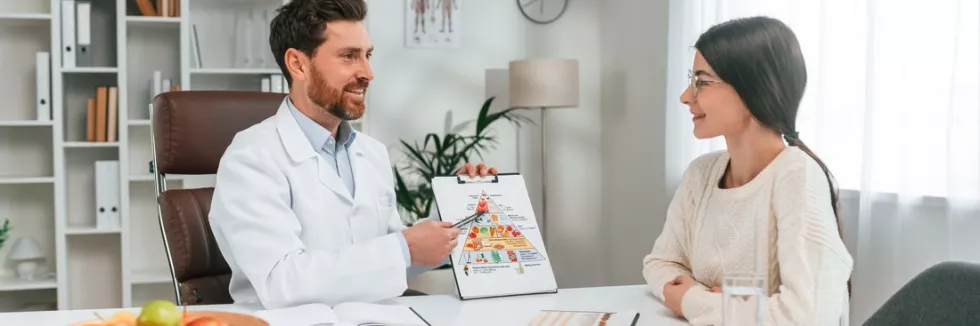 Nutripsychiatria-test-lekarz-rozmawia-z-pacjentka-o-zywieniu-w-gabinecie