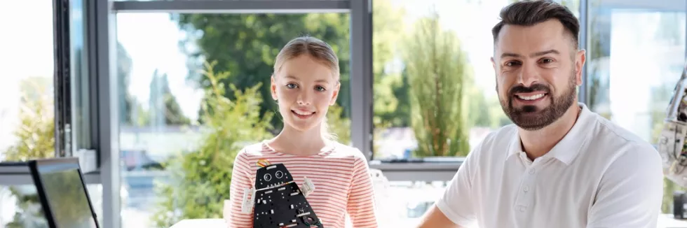 STEAM-i-sztuczna-inteligencja-w-edukacji-test-nauczyciel-robotyki-z-uczennica-przy-laptopie