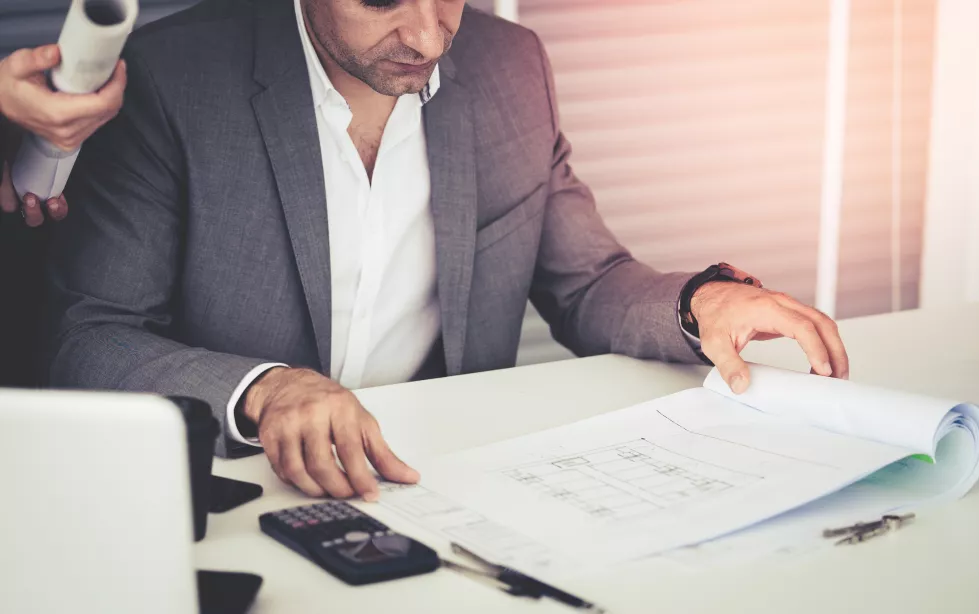 business-man-is-discussing-sale-data-team-meeting