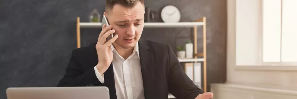 Windykacja-i-zarzadzanie-wierzytelnosciami-test-specjalista-rozmawia-z-dluznikiem-przez-telefon