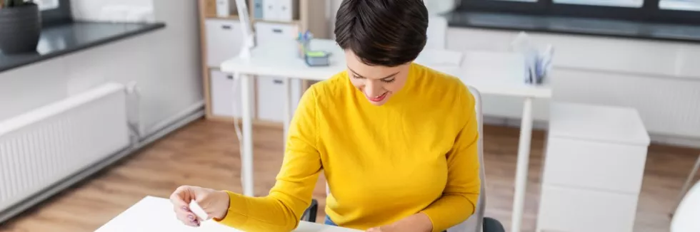 Projektowanie-interfejsow-graficznych-test-projektant-ui-pracuje-nad-interfejsem-w-biurze