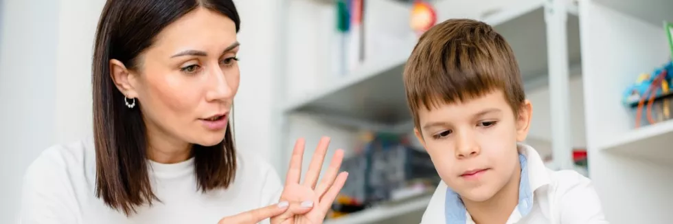 Surdopedagogika-test-surdopedagog-cwiczy-gesty-z-chlopcem