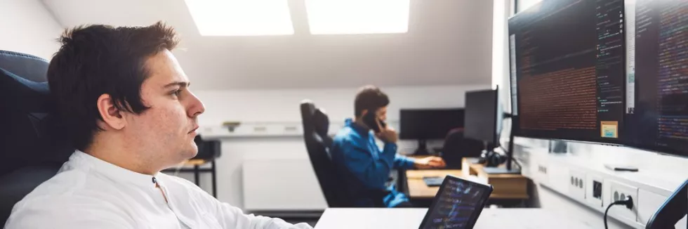 Tester-automatyzujacy-test-dwoch-informatykow-pracuje-w-jasnym-biurze