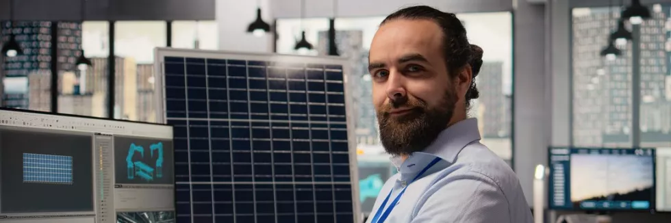 Zielone-technologie-i-sztuczna-inteligencja-informatyka-dla-zrownowazonego-test-badacz-energii-odnawialnej-przy-komputerze