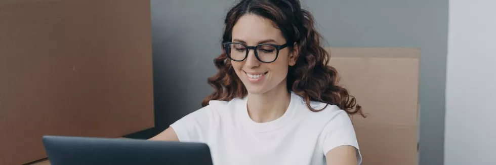 Cross-Border-e-Commerce-test-sprzedawczyni-online-pakuje-paczki-przy-laptopie