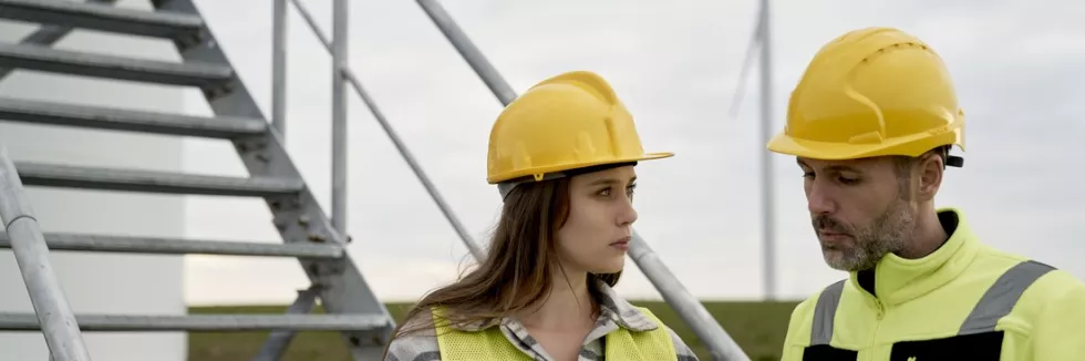 Energetyka-wiatrowa-test-inzynierowie-przy-farmie-wiatrowej
