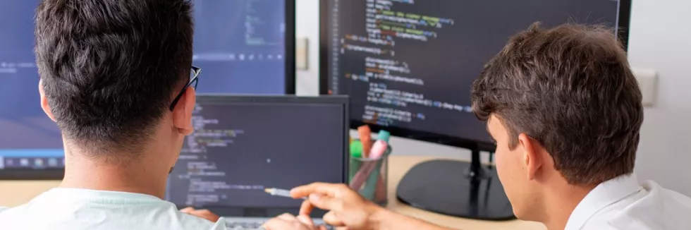 Inzynieria-oprogramowania-w-JavaScript-TypeScript-test-dwoch-programistow-przy-trzech-monitorach