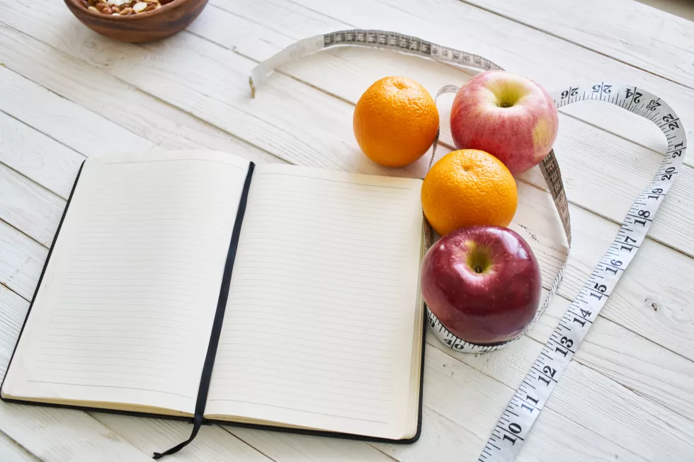 high-angle-view-apple-table-2