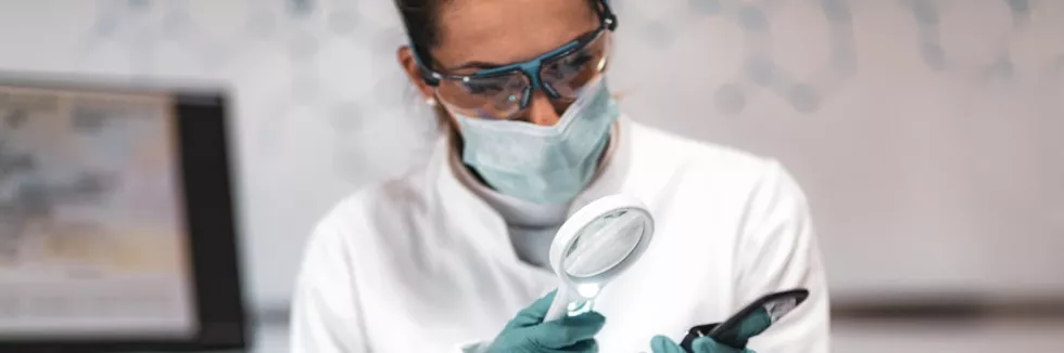 Kryminalistyka-i-metody-zwalczania-przestepczosci-test-technik-kryminalistyki-bada-dowod-w-laboratorium