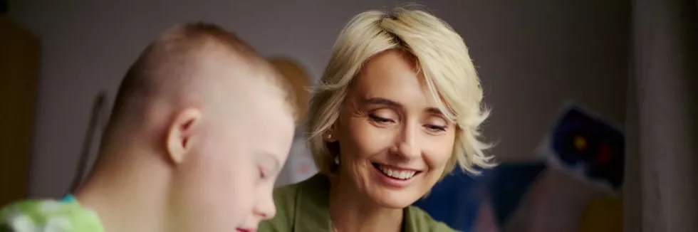 Oligofrenopedagogika-test-pedagozka-pracuje-z-chlopcem-z-zespolem-downa