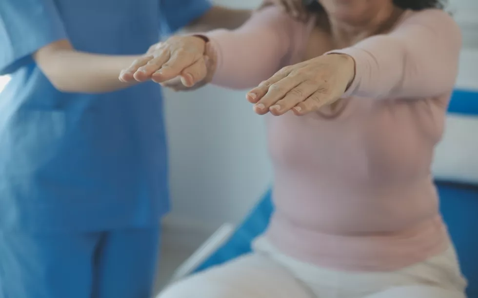 young-asian-physical-therapist-working-with-senior-woman-walking-with-walker
