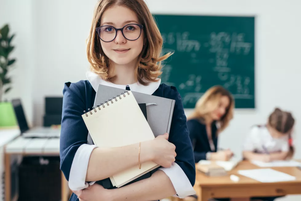 portrait-smiling-school-girl-with-books-classroom