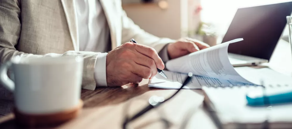 businessman-signing-contract