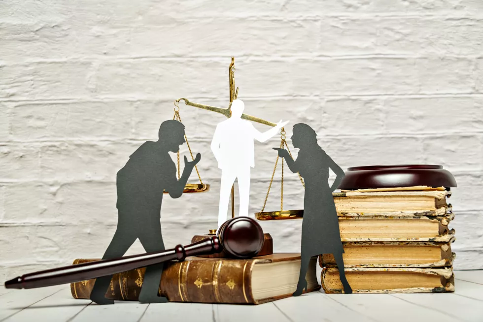 silhouette-symbol-child-custody-family-law-proceedings-divorce-mediation-legal-separation