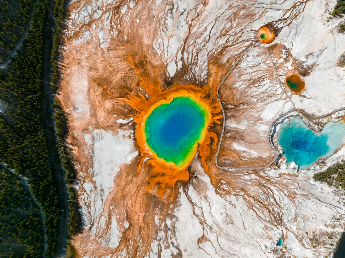 grand-prismatic-pool-yellowstone-national-park-colors