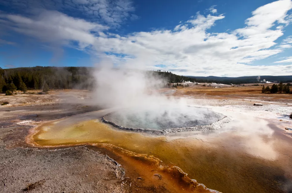 inspiring-natural-pools-geysers-fields-yellowstone-national-park-usa