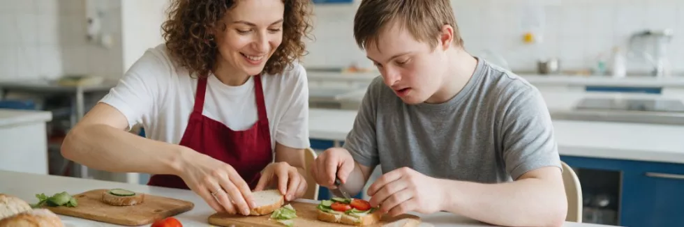 Oligofrenopedagogika-edukacja-i-rehabilitacja-osob-z-niepelnosprawnoscia-intelektualna-test-Pedagozka-cwiczy-z-podopiecznym-przygotowanie-posilku