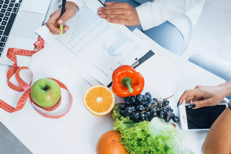 top-view-female-nutritionist-that-gives-consultation-patient-indoors-office-2