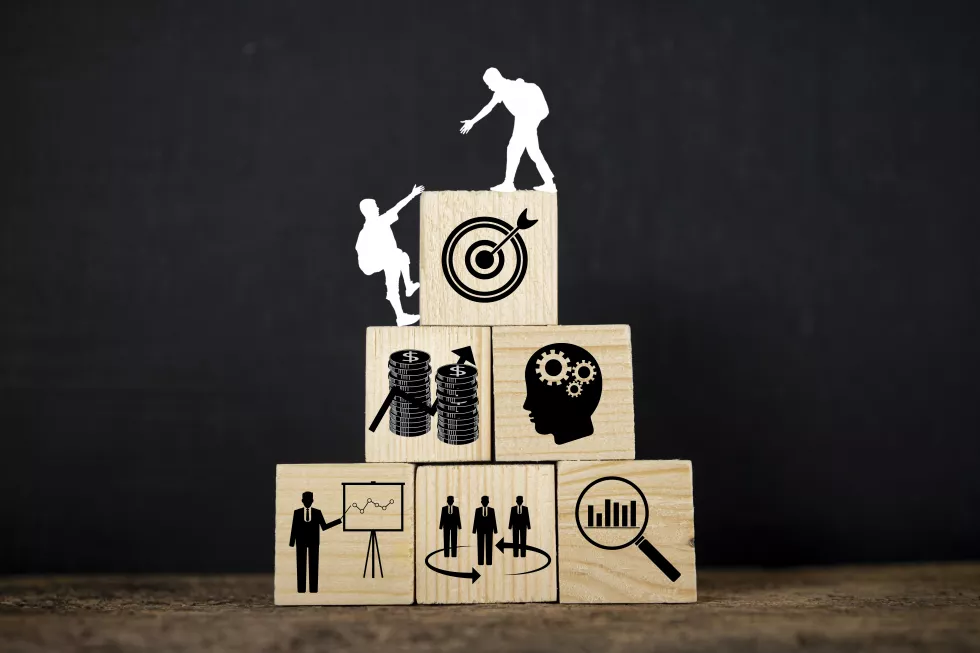 concept-goals-business-goals-be-successful-icon-related-business-success-people-helping-each-other