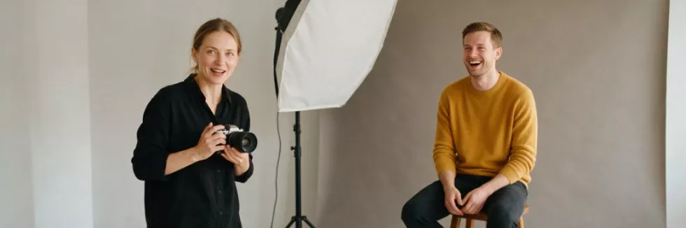 fotografka podczas sesji portretowej w studiu