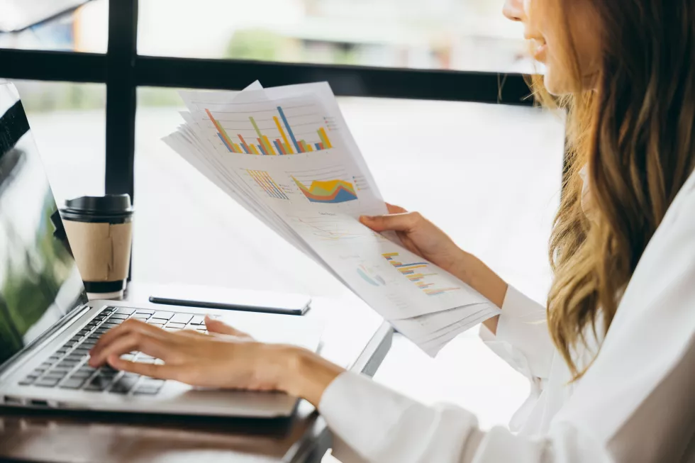 midsection-businesswoman-working-table-2