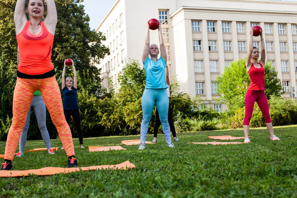 full-length-friends-standing-park