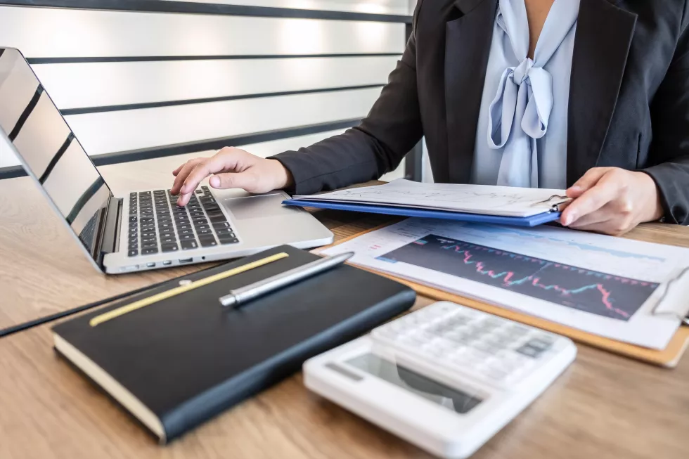 midsection-businesswoman-working-office